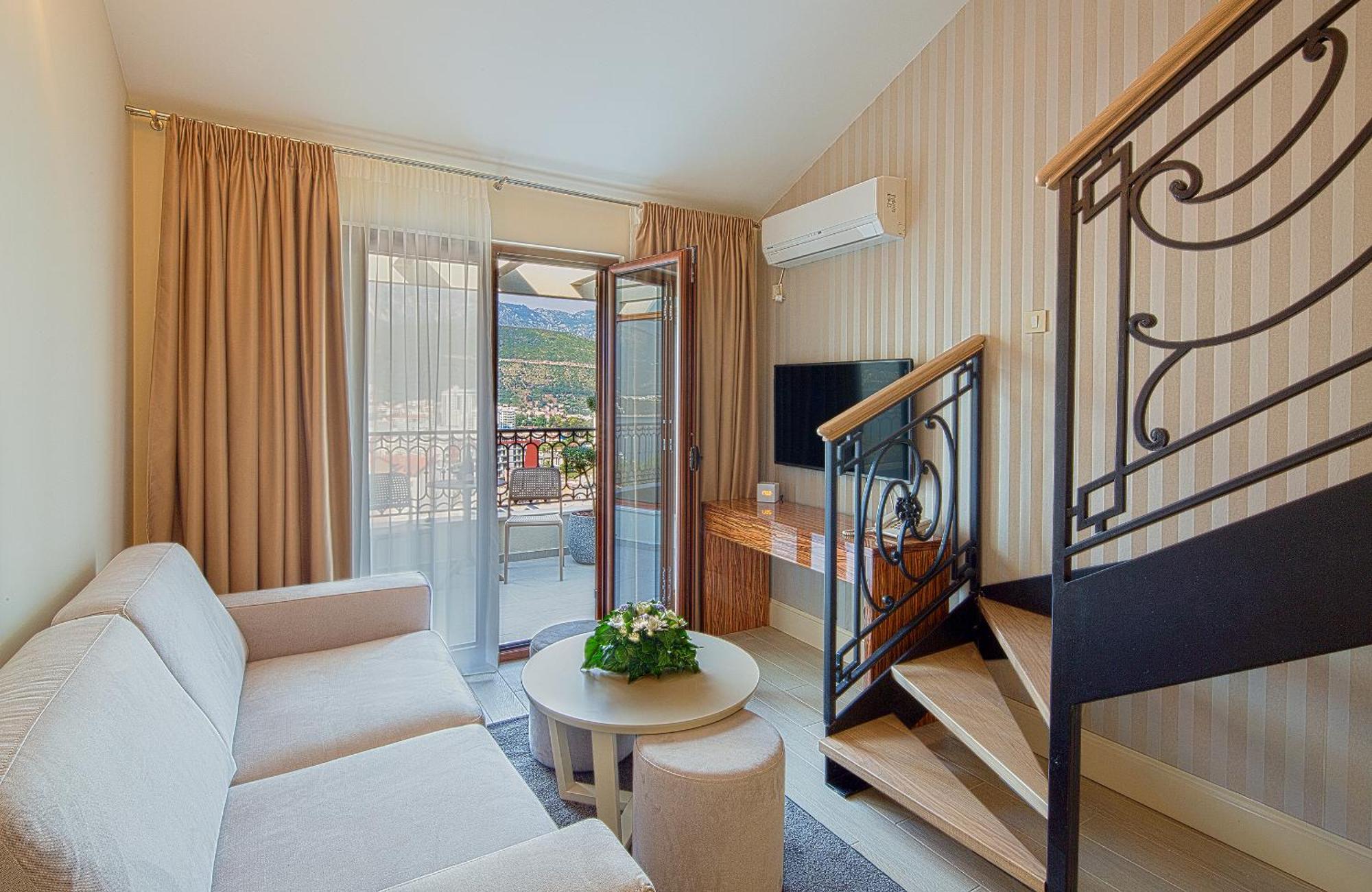 Aria Aparthotel